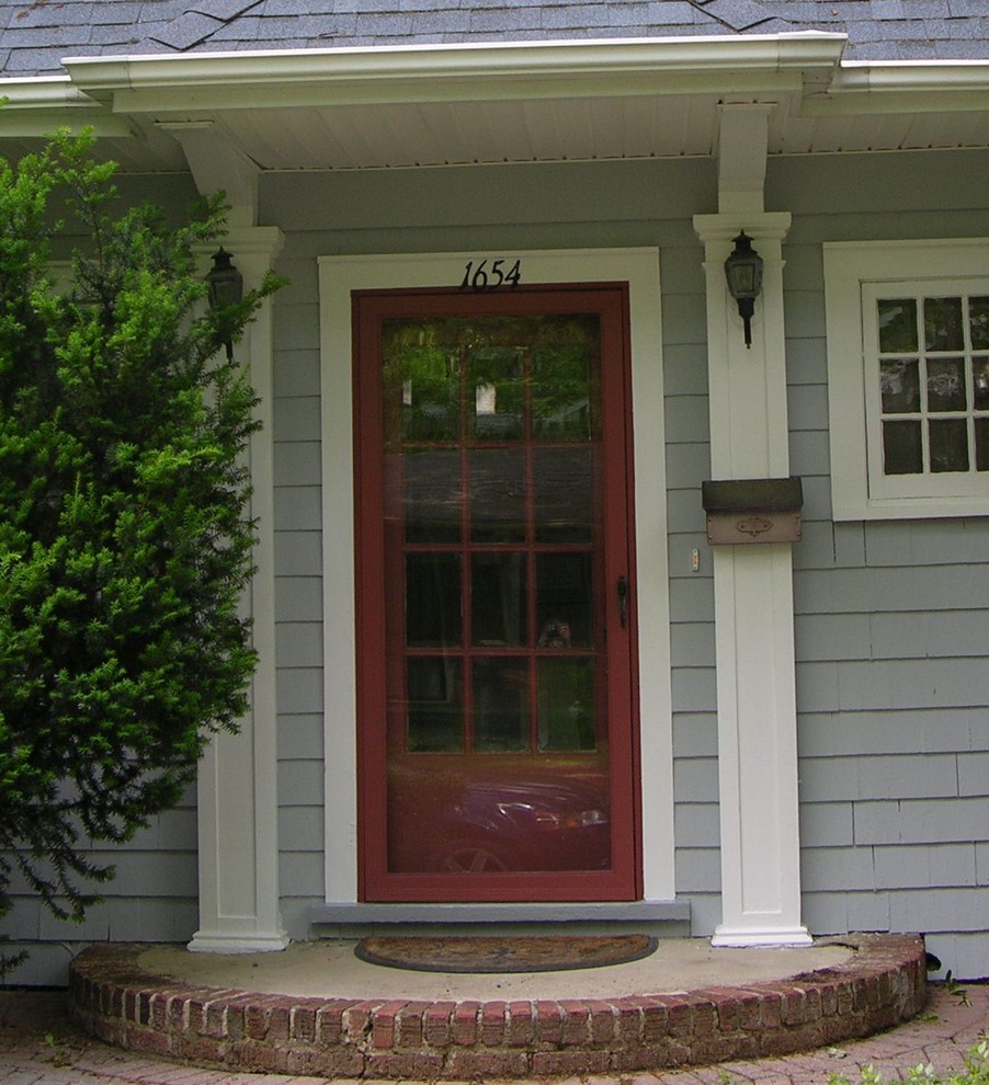 На фото: прихожая в классическом стиле с одностворчатой входной дверью и красной входной дверью