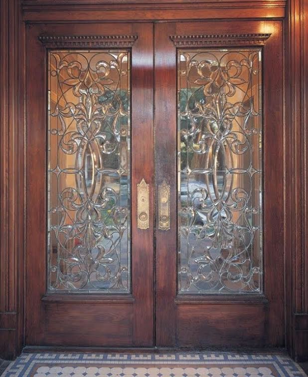 Esempio di una grande porta d'ingresso classica con una porta a due ante, una porta in legno scuro, pareti marroni e pavimento con piastrelle in ceramica