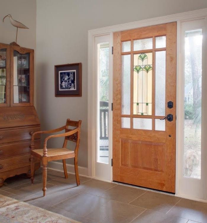 デンバーにあるお手頃価格の中くらいなトラディショナルスタイルのおしゃれな玄関ドア (グレーの壁、セラミックタイルの床、ガラスドア) の写真