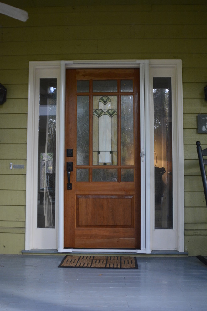 Idee per una porta d'ingresso tradizionale di medie dimensioni con pareti beige, pavimento in legno verniciato, una porta singola e una porta in legno bruno