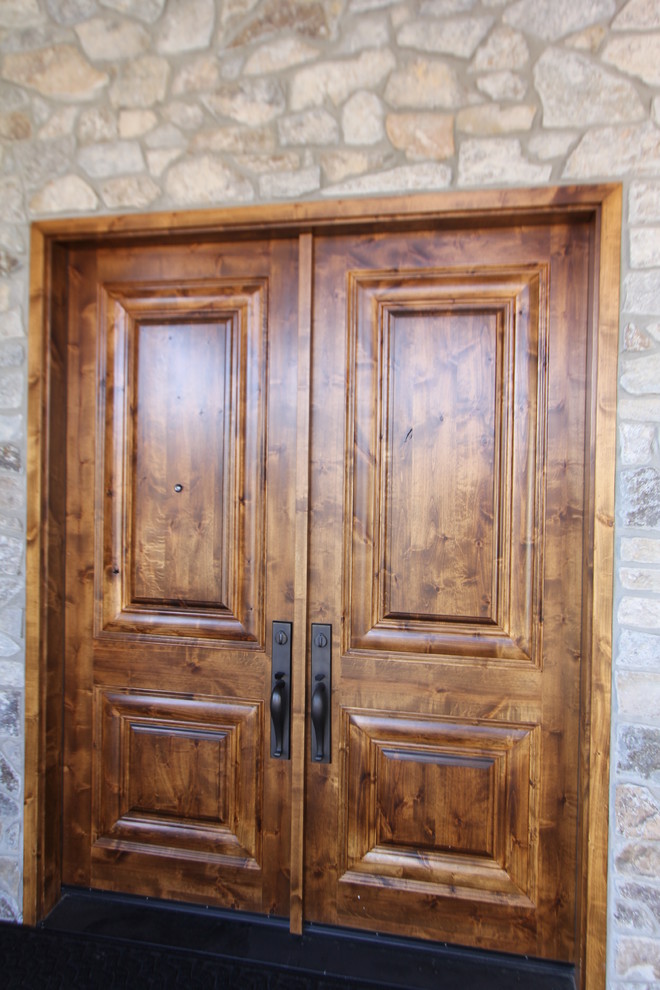 デンバーにある中くらいなラスティックスタイルのおしゃれな玄関ドア (グレーの壁、濃色木目調のドア) の写真