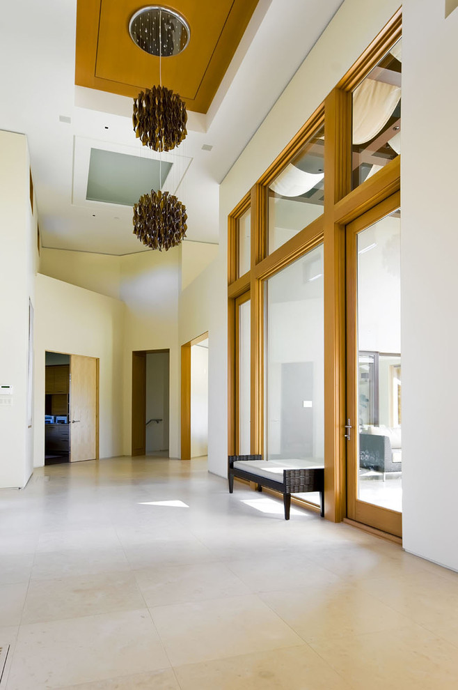 Idee per un ingresso o corridoio design con pavimento in travertino, pareti bianche e pavimento bianco