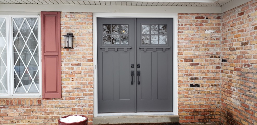 Modelo de puerta principal campestre con puerta doble y puerta gris
