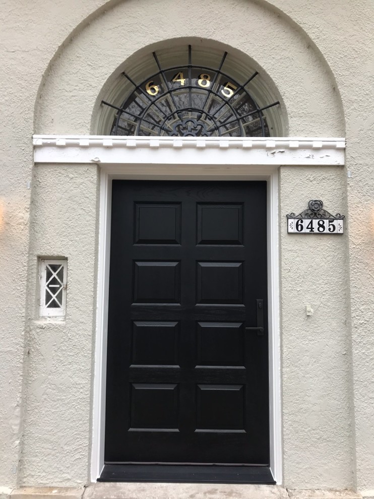 Ejemplo de puerta principal mediterránea con puerta simple y puerta negra