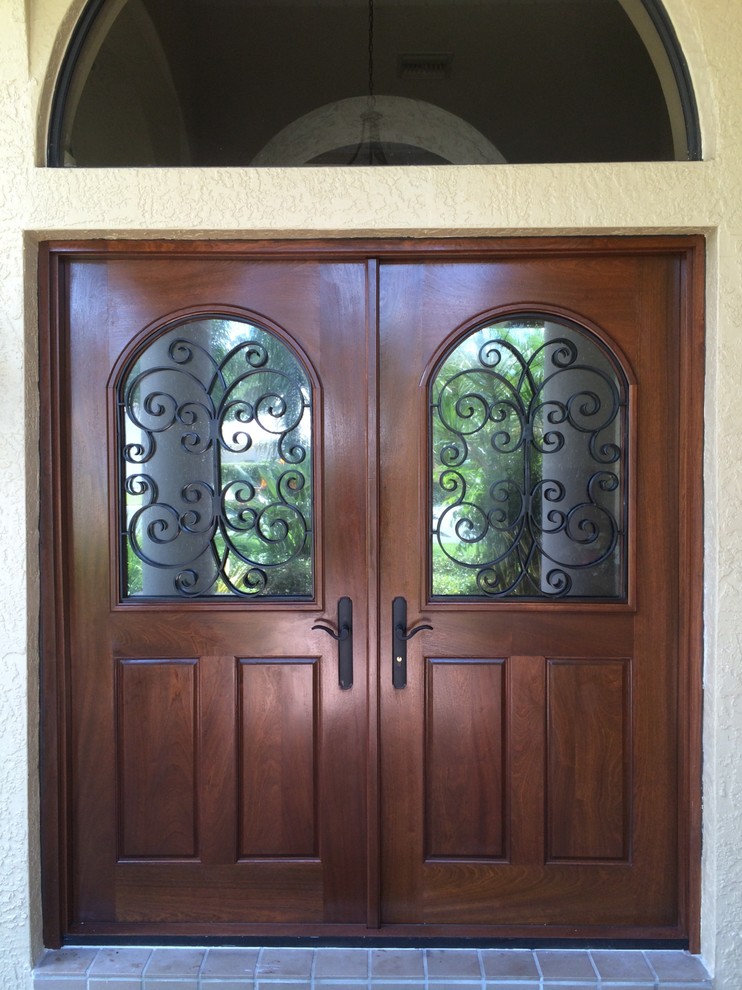 Diseño de puerta principal tradicional con puerta doble y puerta de madera en tonos medios