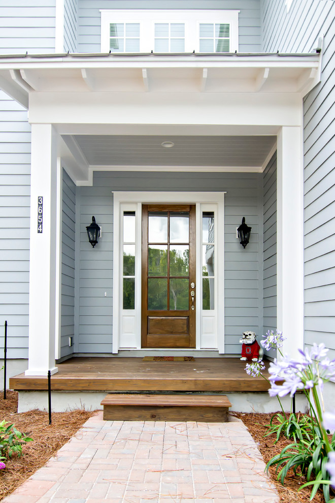 Свежая идея для дизайна: входная дверь в морском стиле с серыми стенами, одностворчатой входной дверью и входной дверью из дерева среднего тона - отличное фото интерьера