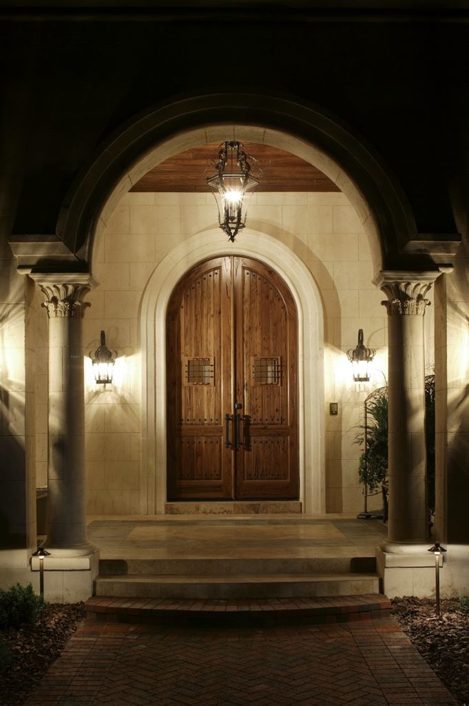 Aménagement d'une porte d'entrée méditerranéenne avec une porte double et une porte en bois brun.