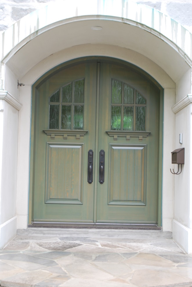 モントリオールにあるトラディショナルスタイルのおしゃれな玄関ドア (緑のドア) の写真