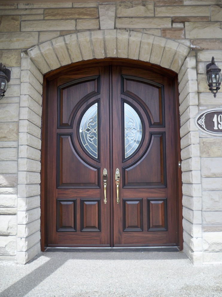 モントリオールにあるトラディショナルスタイルのおしゃれな玄関ドア (濃色木目調のドア) の写真