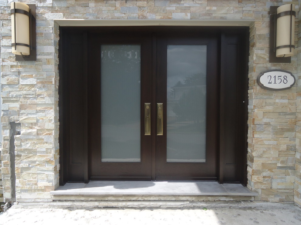 Diseño de puerta principal tradicional renovada con puerta doble y puerta de madera oscura