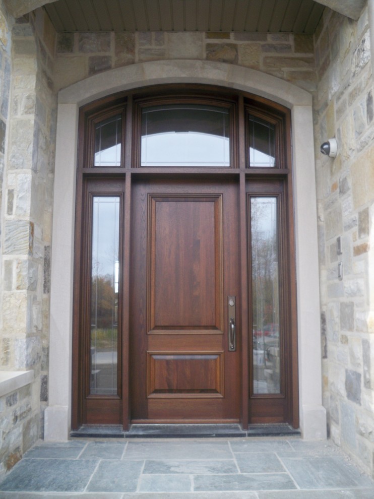 Стильный дизайн: входная дверь в классическом стиле с одностворчатой входной дверью и входной дверью из темного дерева - последний тренд