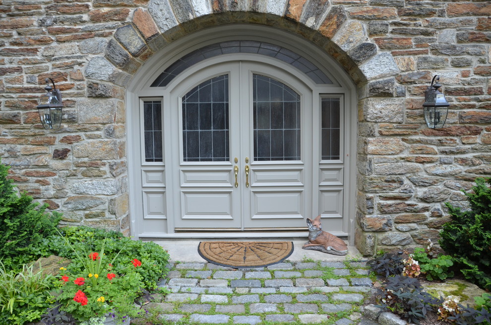 Klassisk inredning av en mellanstor ingång och ytterdörr, med en dubbeldörr och en grå dörr