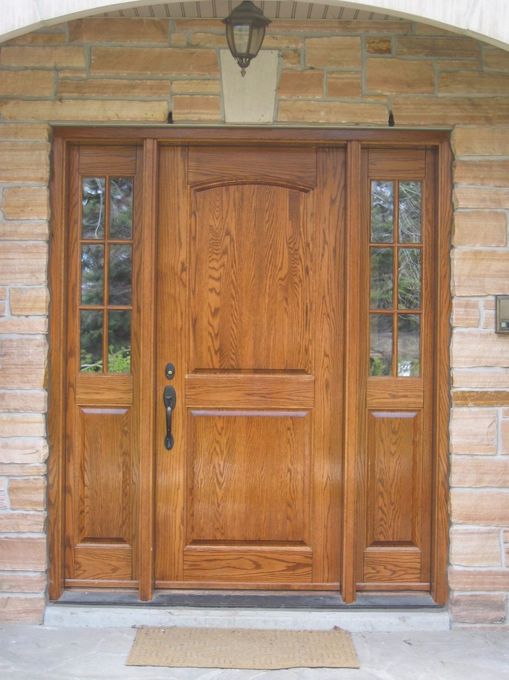 Стильный дизайн: входная дверь среднего размера в классическом стиле с одностворчатой входной дверью, входной дверью из дерева среднего тона и полом из сланца - последний тренд