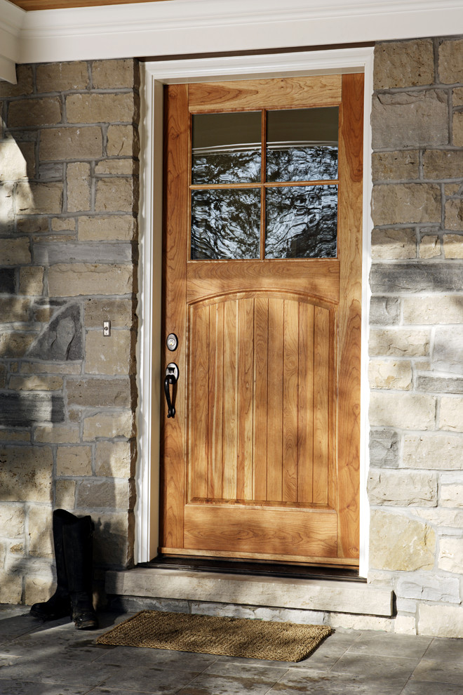 Diseño de puerta principal clásica de tamaño medio con paredes grises, suelo de pizarra, puerta simple y puerta de madera clara