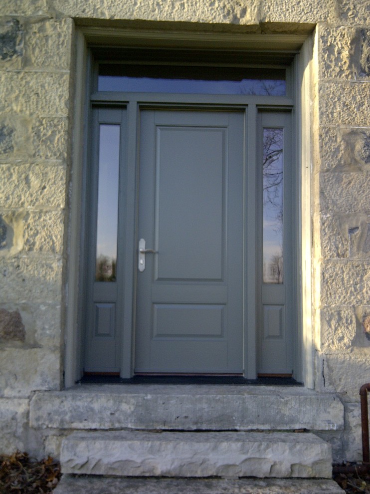 Inspiration pour une porte d'entrée traditionnelle de taille moyenne avec un mur gris, un sol en calcaire, une porte simple et une porte grise.