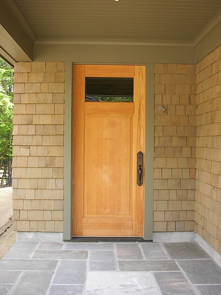Ejemplo de puerta principal clásica de tamaño medio con paredes beige, suelo de pizarra, puerta simple y puerta de madera clara