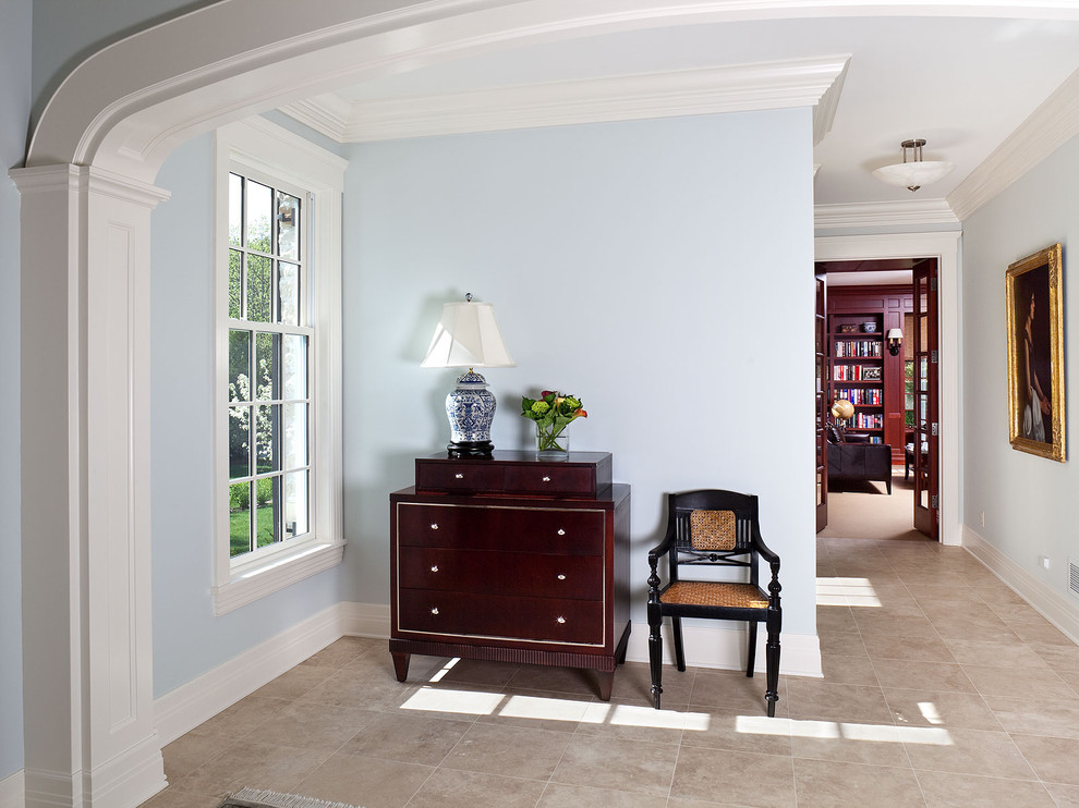 Idee per un corridoio tradizionale di medie dimensioni con pareti blu e pavimento beige