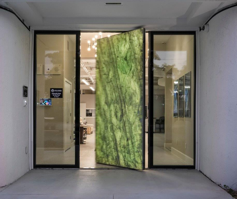 マイアミにあるラグジュアリーな中くらいなコンテンポラリースタイルのおしゃれな玄関ドア (ベージュの壁、セラミックタイルの床、緑のドア、ベージュの床) の写真