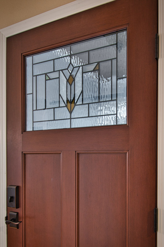 Idee per una porta d'ingresso classica di medie dimensioni con pareti beige, una porta singola e una porta marrone