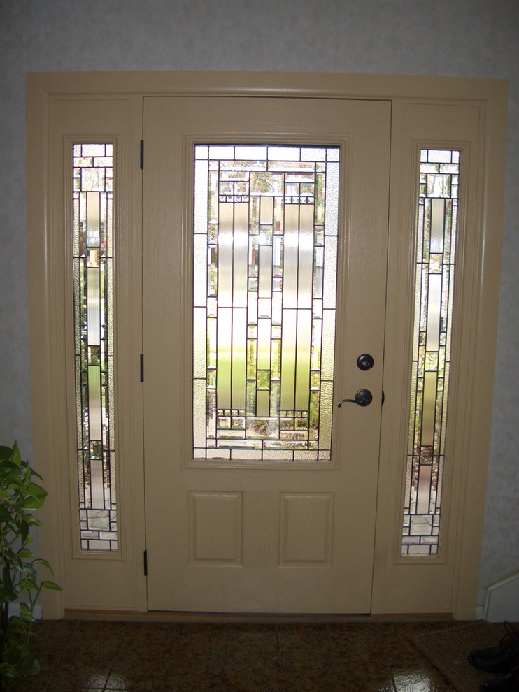 На фото: входная дверь в стиле модернизм с одностворчатой входной дверью и желтой входной дверью