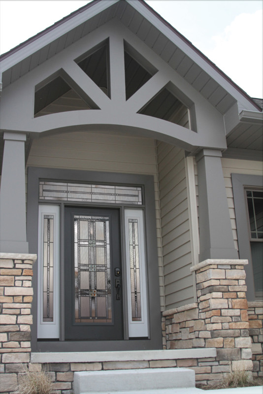 Esempio di una porta d'ingresso chic di medie dimensioni con pavimento in cemento, una porta singola e una porta in vetro