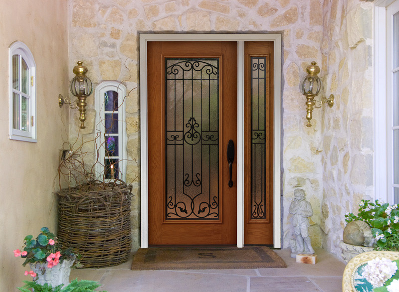 На фото: входная дверь среднего размера в классическом стиле с одностворчатой входной дверью и стеклянной входной дверью
