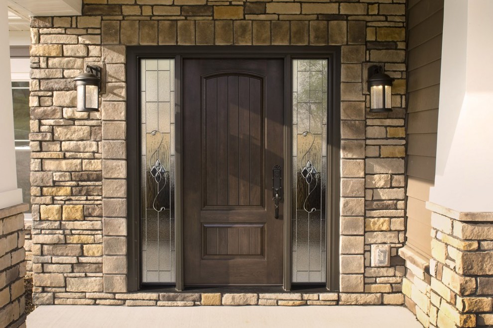 Exemple d'une porte d'entrée chic de taille moyenne avec une porte simple et une porte en bois foncé.