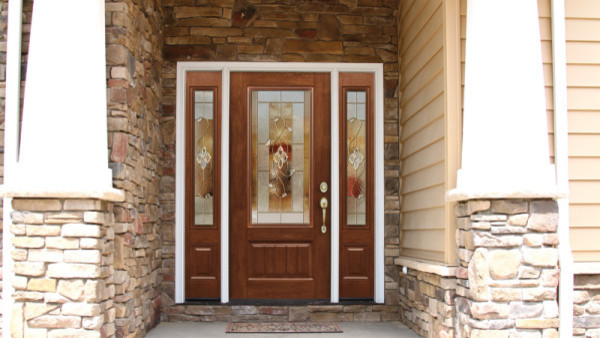 Diseño de puerta principal clásica de tamaño medio con puerta simple y puerta de madera en tonos medios