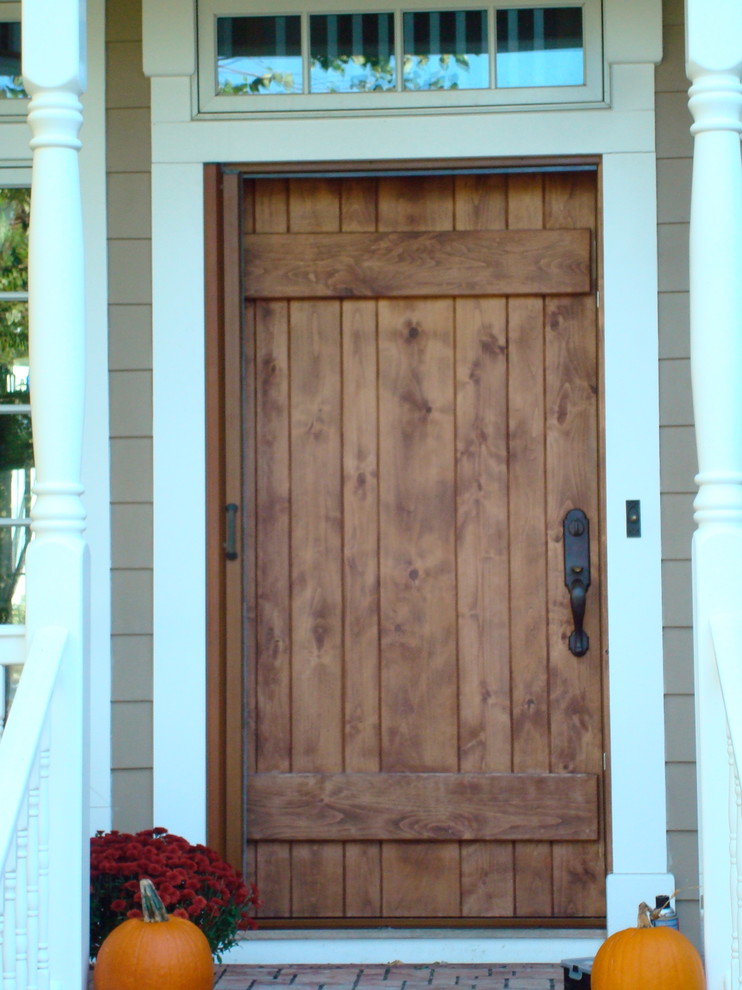 Стильный дизайн: входная дверь среднего размера в стиле кантри с одностворчатой входной дверью, бежевыми стенами и входной дверью из дерева среднего тона - последний тренд
