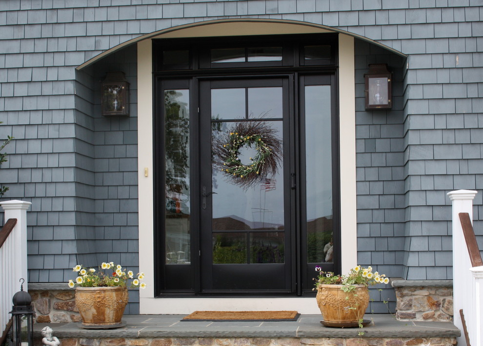 Diseño de puerta principal tradicional de tamaño medio con puerta simple y puerta negra