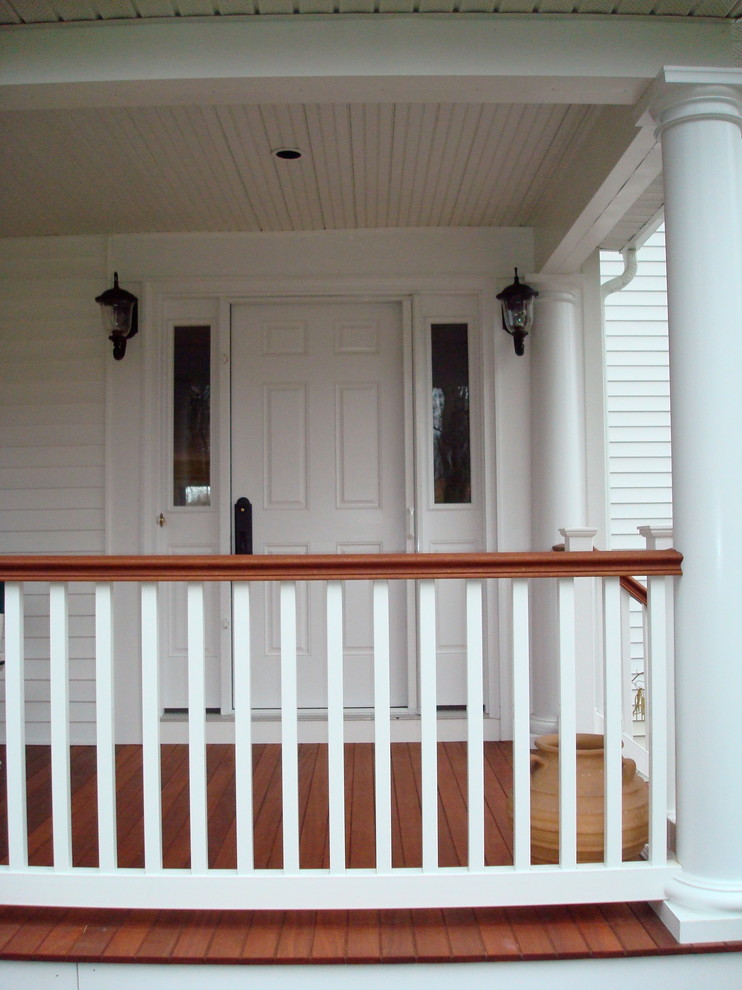 Ispirazione per una porta d'ingresso stile americano di medie dimensioni con una porta singola e una porta bianca