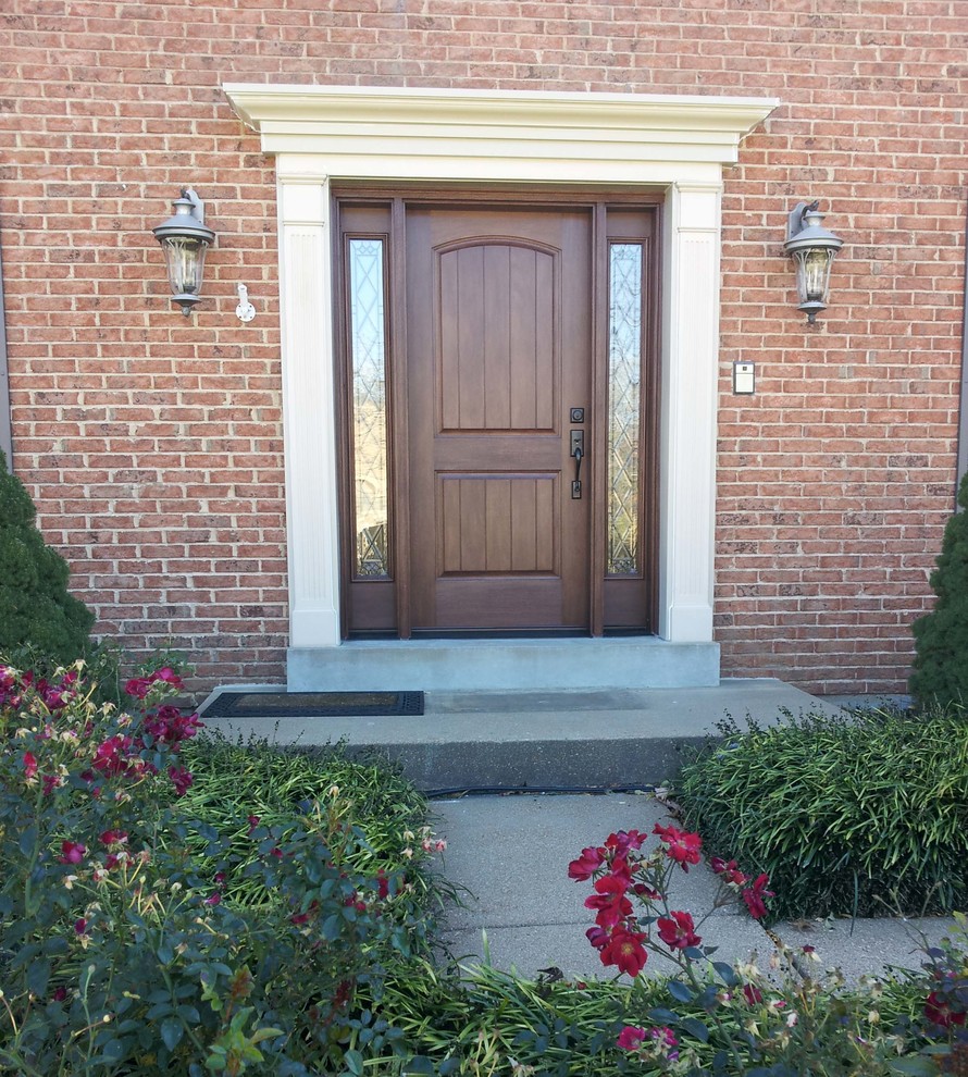 セントルイスにあるお手頃価格のサンタフェスタイルのおしゃれな玄関ドア (茶色いドア) の写真