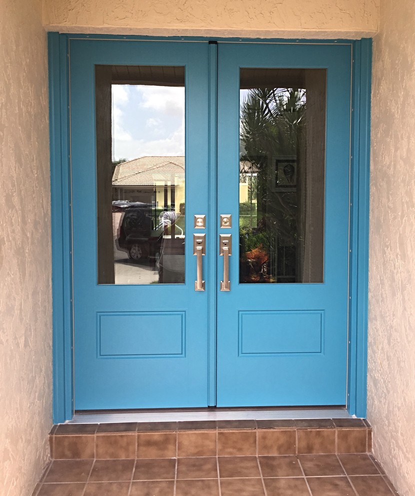 Idee per un ingresso o corridoio minimalista con una porta a due ante e una porta blu