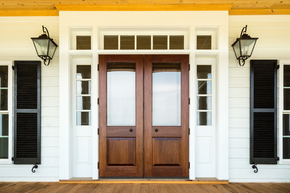 Geräumige Landhausstil Haustür mit Doppeltür und hellbrauner Holzhaustür in Sonstige