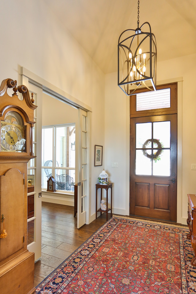 Пример оригинального дизайна: входная дверь среднего размера в классическом стиле с белыми стенами, паркетным полом среднего тона, одностворчатой входной дверью, входной дверью из дерева среднего тона и коричневым полом