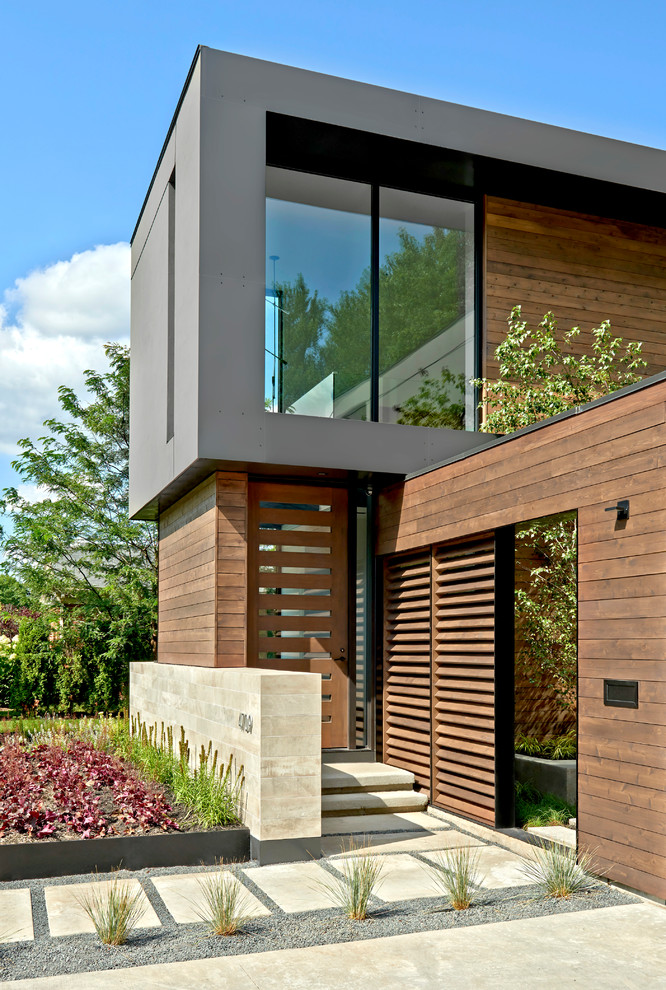 Idées déco pour une grande porte d'entrée contemporaine avec une porte simple et une porte en bois brun.