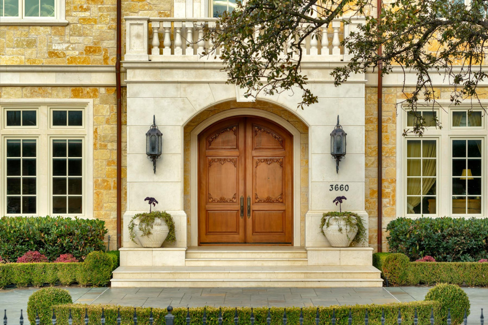 Geräumiger Eingang mit Einzeltür und hellbrauner Holzhaustür in Dallas
