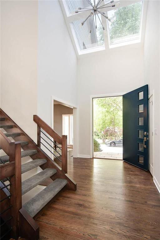 Mittelgroße Klassische Haustür mit grauer Wandfarbe, braunem Holzboden, Einzeltür, blauer Haustür und braunem Boden in Kansas City