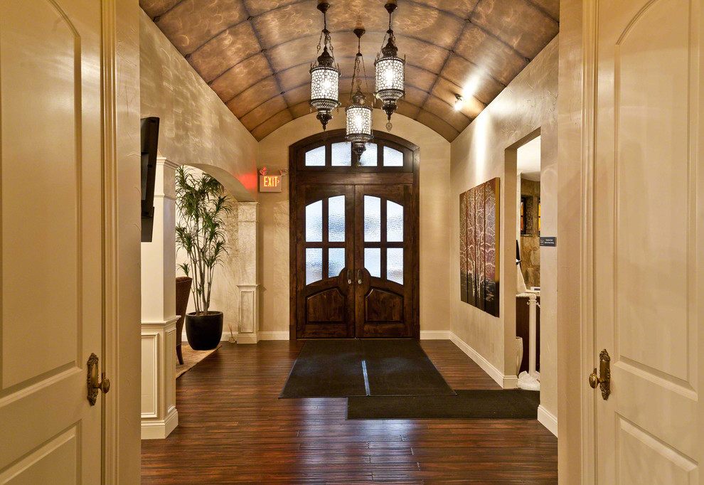 Пример оригинального дизайна: большая входная дверь с серебряными стенами, темным паркетным полом, двустворчатой входной дверью и входной дверью из темного дерева