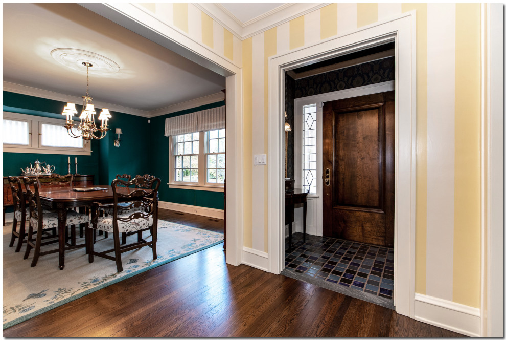 Foto de puerta principal clásica pequeña con paredes grises, suelo de baldosas de porcelana, puerta simple, puerta de madera oscura y suelo multicolor