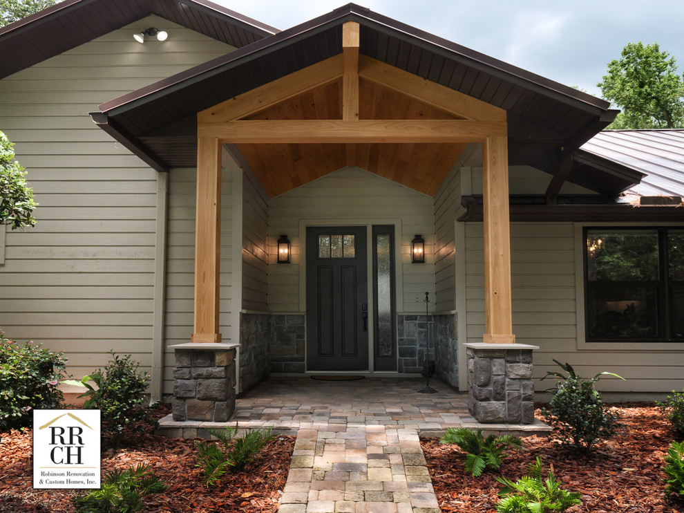 Mittelgroße Urige Haustür mit beiger Wandfarbe, Betonboden, Einzeltür, brauner Haustür und rotem Boden in Jacksonville