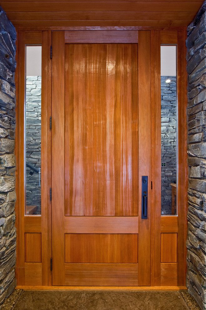 Immagine di una grande porta d'ingresso design con una porta singola