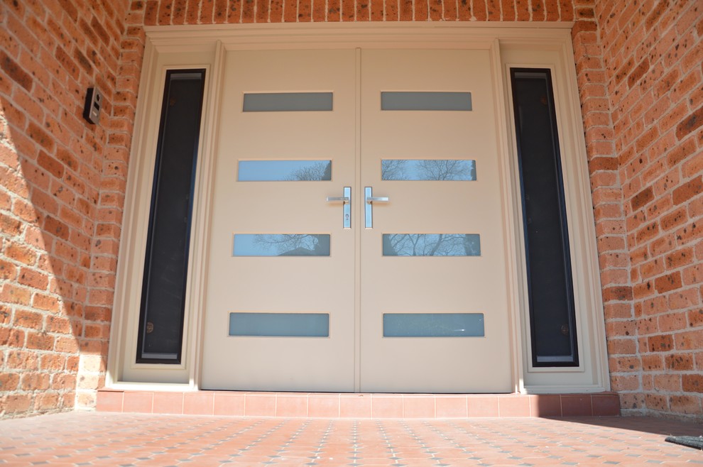 Стильный дизайн: большая входная дверь в стиле неоклассика (современная классика) с двустворчатой входной дверью и белой входной дверью - последний тренд