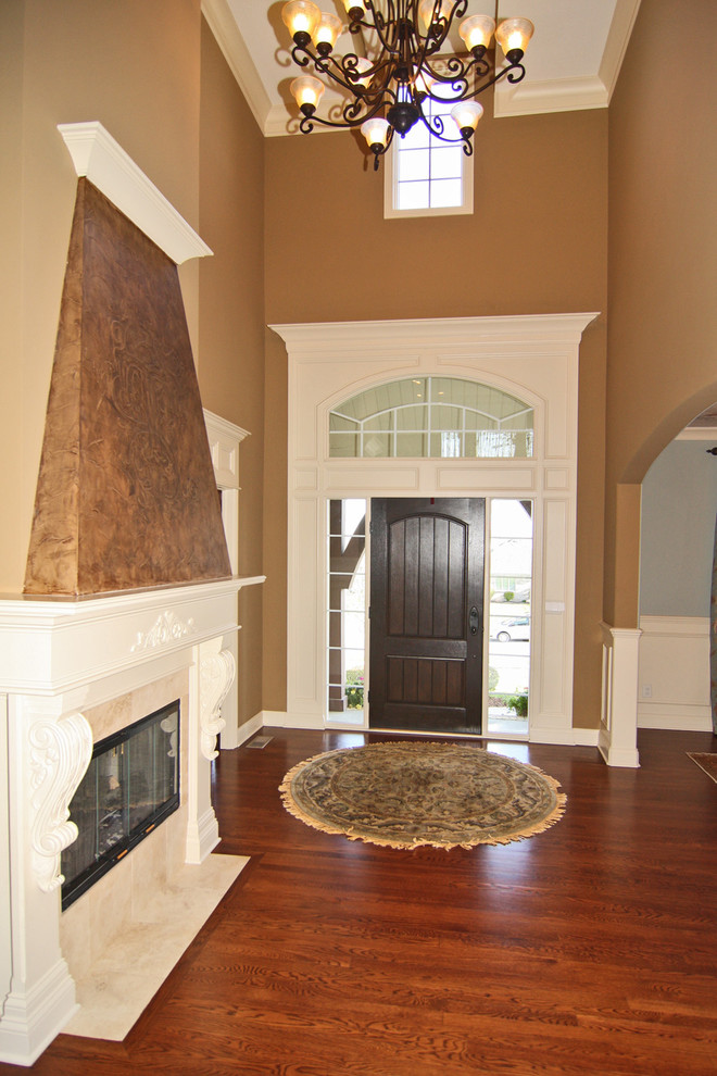 Mittelgroße Klassische Haustür mit brauner Wandfarbe, braunem Holzboden, Einzeltür und dunkler Holzhaustür in Indianapolis