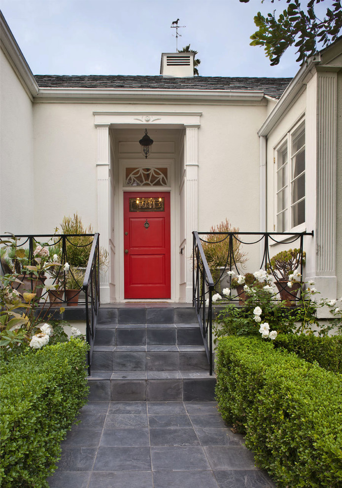 Пример оригинального дизайна: прихожая в стиле неоклассика (современная классика) с красной входной дверью
