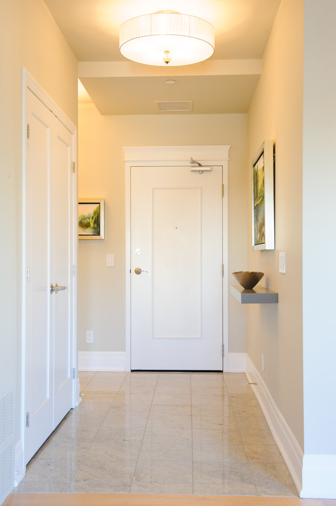 Diseño de distribuidor clásico renovado pequeño con paredes grises, suelo de granito, puerta simple, puerta blanca y suelo beige
