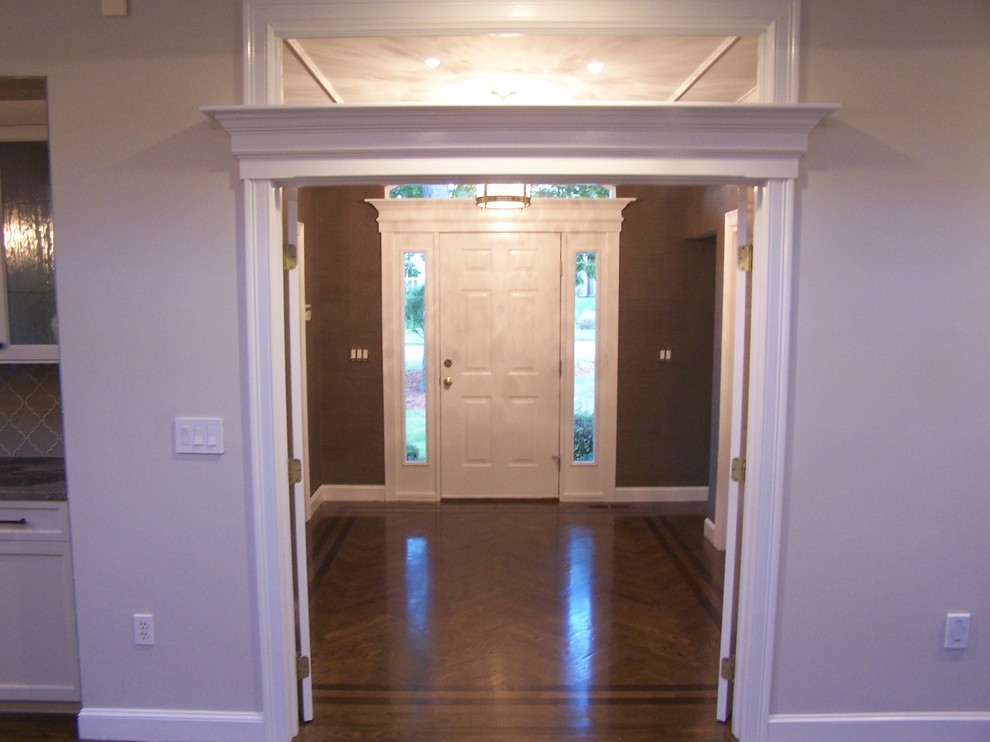 Источник вдохновения для домашнего уюта: фойе среднего размера в классическом стиле с зелеными стенами, темным паркетным полом, одностворчатой входной дверью и белой входной дверью