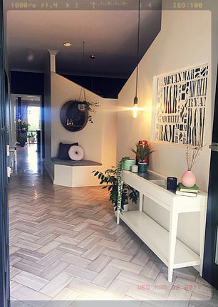 Foto de distribuidor actual pequeño con paredes blancas, suelo de baldosas de cerámica, puerta doble y puerta negra