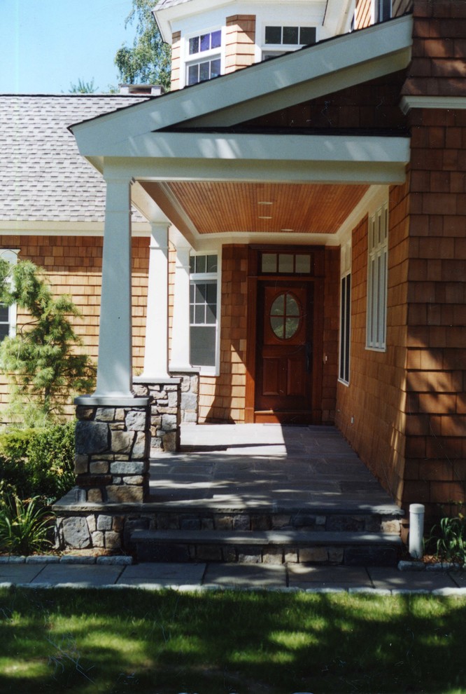 Источник вдохновения для домашнего уюта: большая входная дверь в классическом стиле с одностворчатой входной дверью и входной дверью из темного дерева