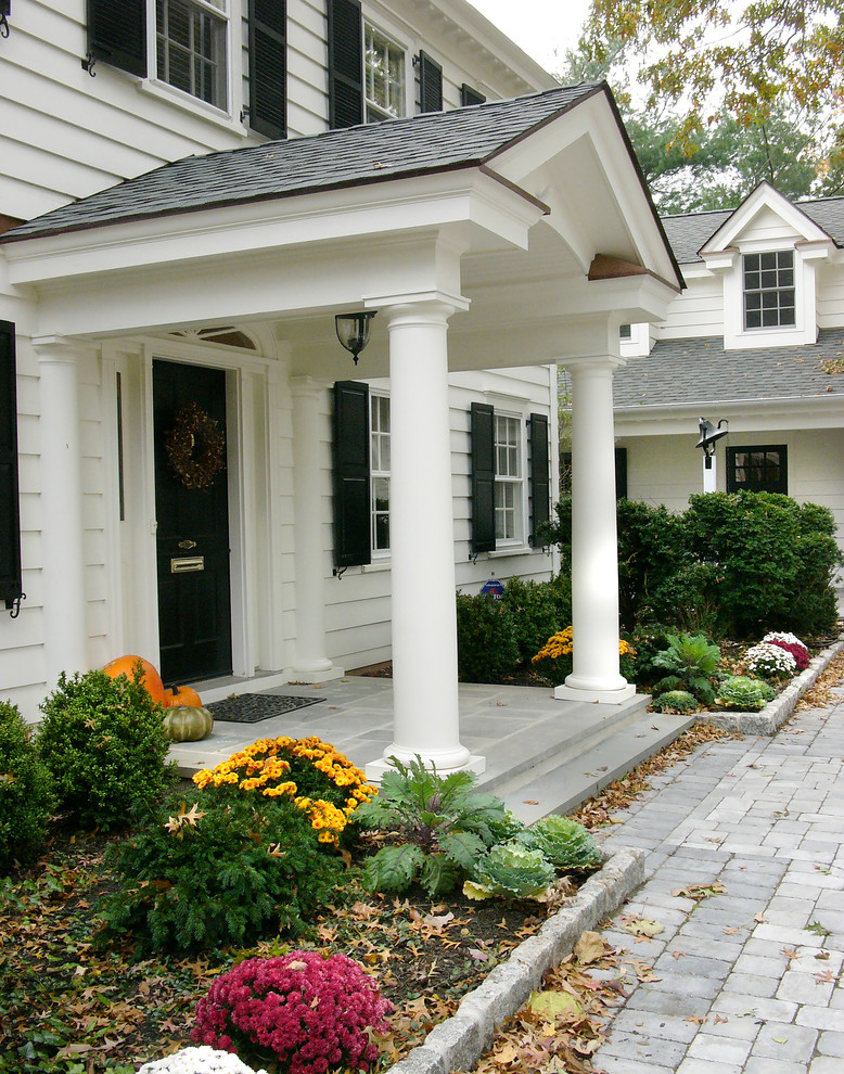 Mittelgroße Klassische Haustür mit weißer Wandfarbe, Einzeltür, schwarzer Haustür und blauem Boden in Sonstige